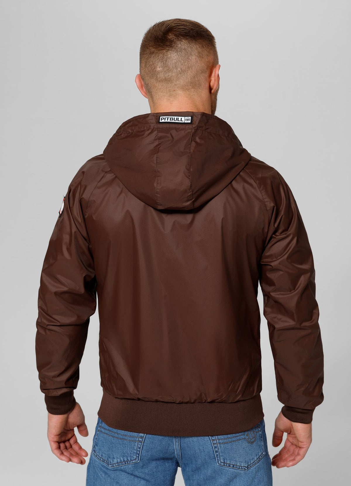 Braune Jacke mit sportlichem Logo