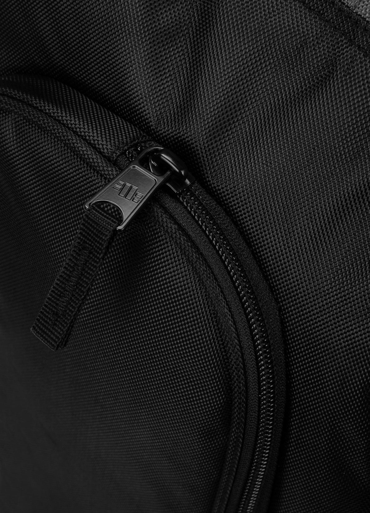 HILLTOP ALL BLACK Großer Trainingsrucksack